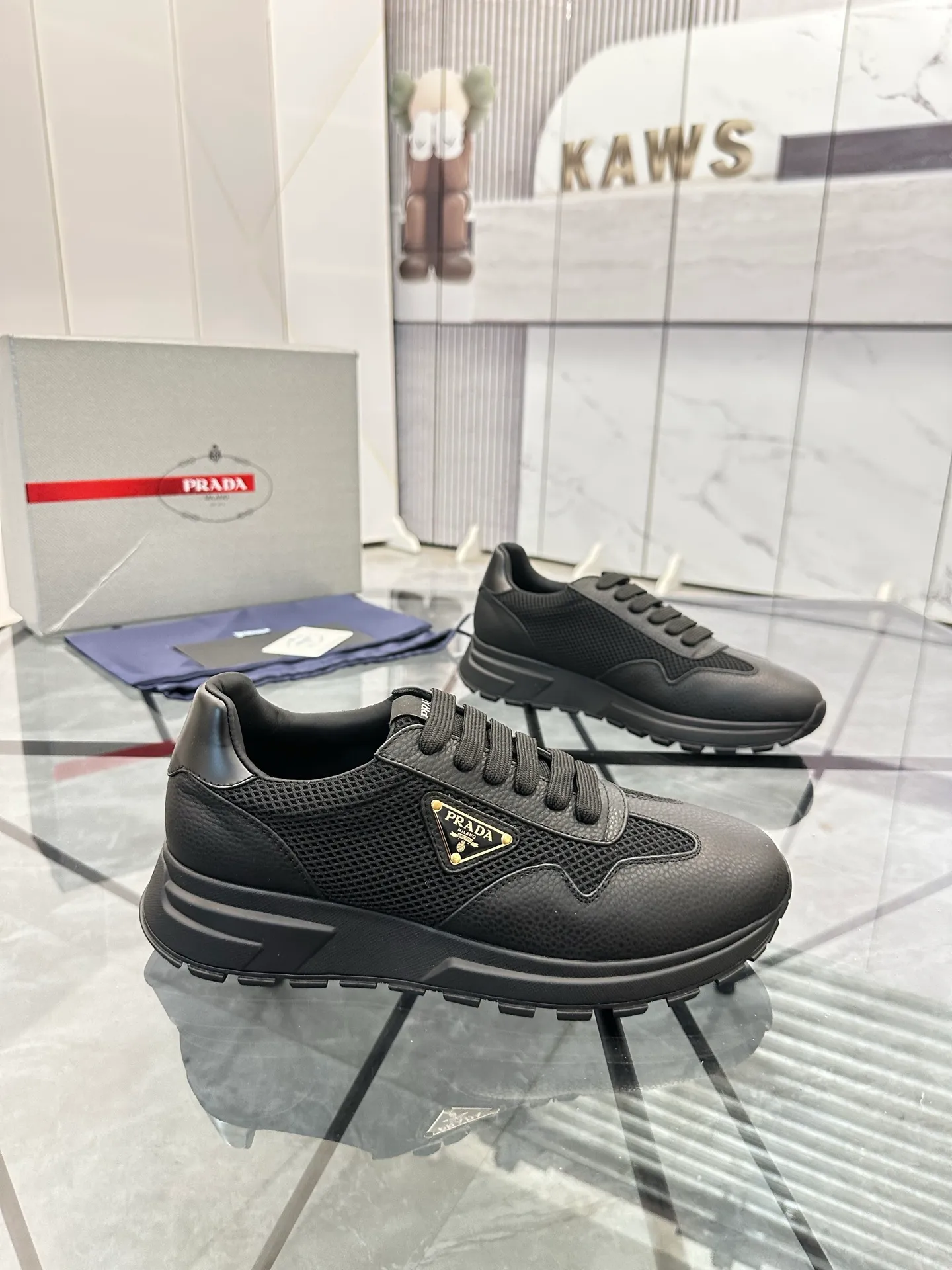 Men's shoes: 💰P600¥ High-end top quality Product trademark: Prada *"Prada*" low-top casual shoes Regular size: 38-45 (can be customized to 46) Product materials: imported first-layer cowhide stitching original material on the upper, water-dyed cowhide lining, cowhide foot pads, original outsole. No.: 001